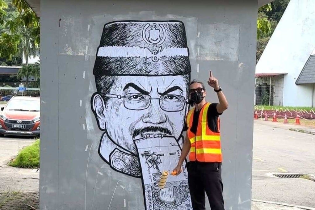 Malaysian satirist Fahmi Reza poses with a caricature of Sabah governor Musa Aman. Photo: Instagram/kuasasiswa