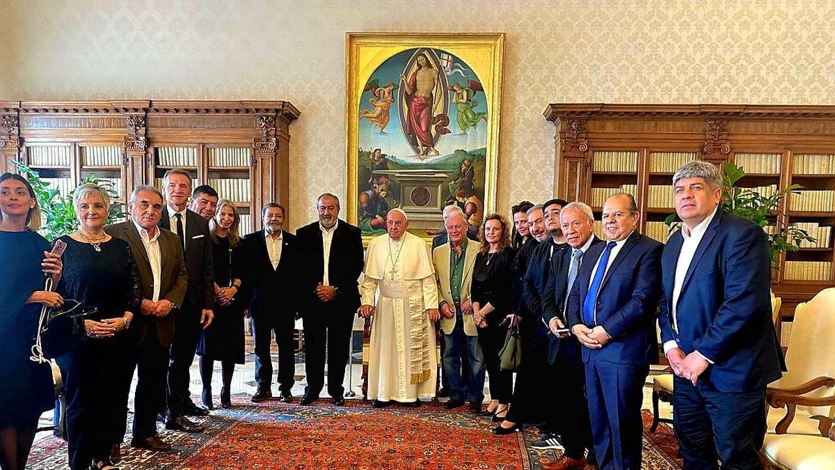 El Papa Francisco, junto a dirigentes sociales y sindicales.