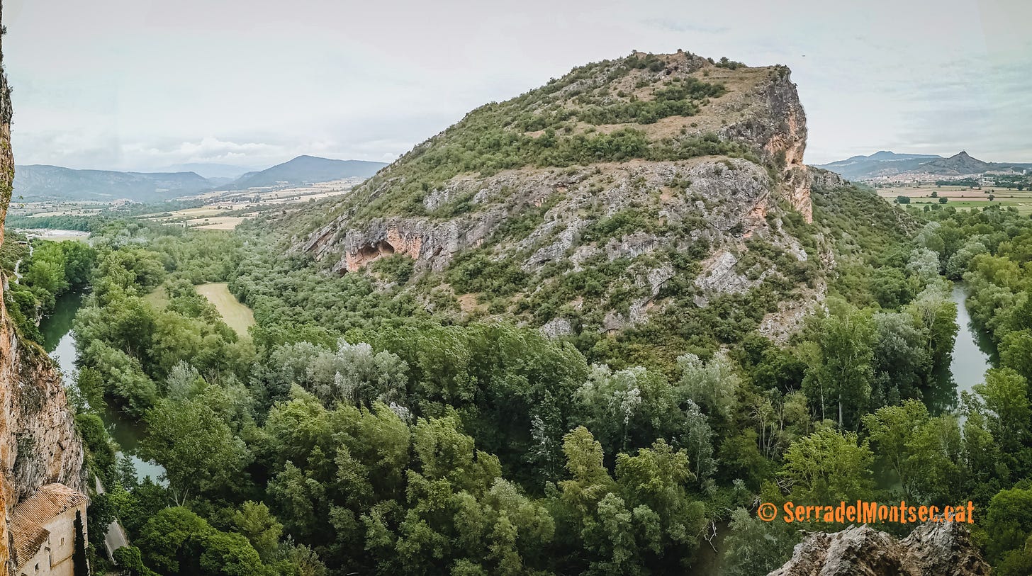 El Turó d'Antona vist des de la Serra del Munt. A l'esquerra es veuen les coves d'Antona, part del Santuari del Salgar i el riu Segre rodejant el turó. Vernet, Artesa de Segre. La Noguera, Montsec de Rúbies (o de Meià). Lleida, Catalunya.
