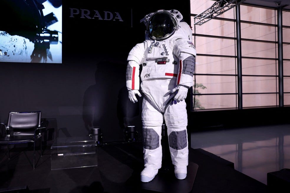 Prada e Axiom Space apresentam o traje espacial (Axiom Extravehicular Mobility Unit) projetado e desenvolvido para a missão lunar Artemis III — Foto: REUTERS/Claudia Greco