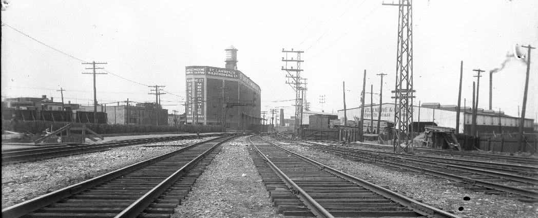 L'entrepôt vu de la voie ferrée en 1933