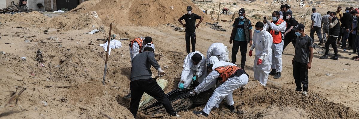 Des agents palestiniens de la défense civile retirent les corps des décombres à Khan Younis.