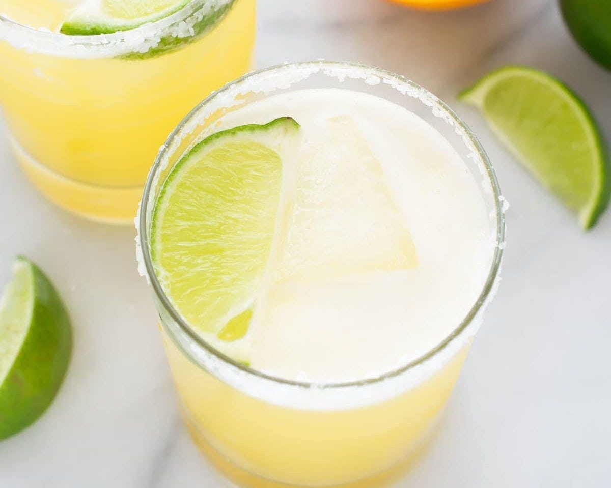This is the BEST Skinny Margarita! Made simply with just fresh juices, agave, and tequila. All of the refreshing margarita flavor for less calories! @wellplated