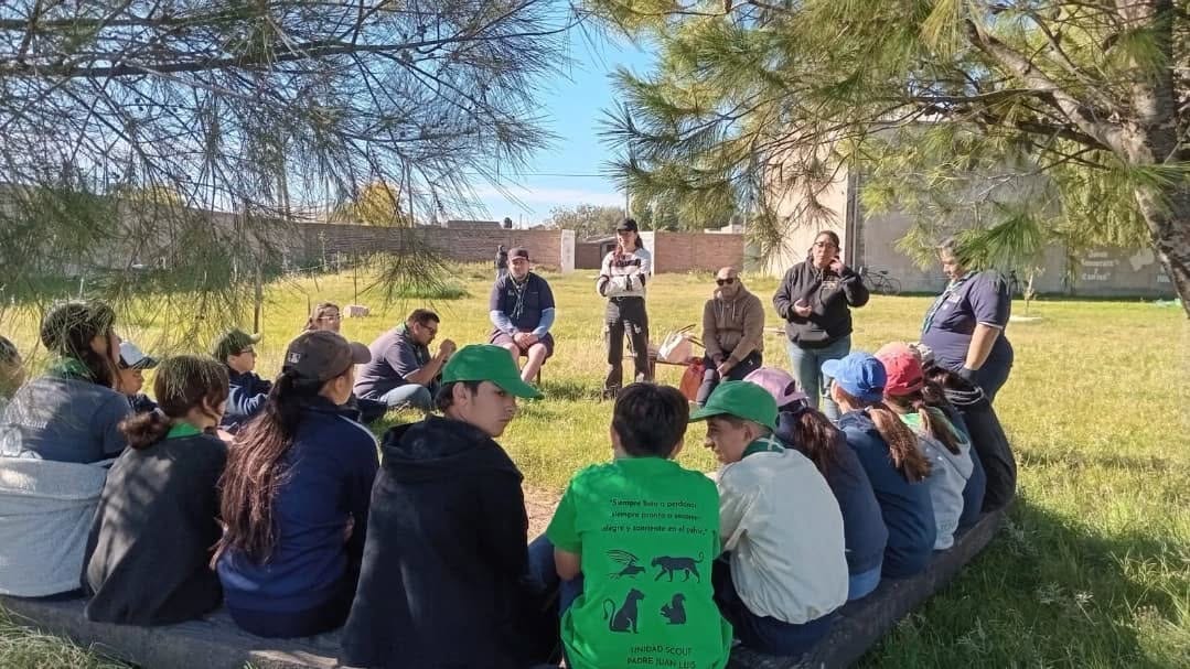 Puede ser una imagen de 14 personas, césped y árbol