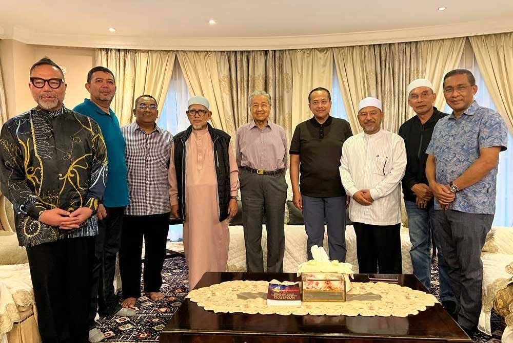 Dr Mahathir (tengah) menerima kunjungan hormat pemimpin Pas diketuai Tan Sri Abdul Hadi Awang (empat dari kiri).