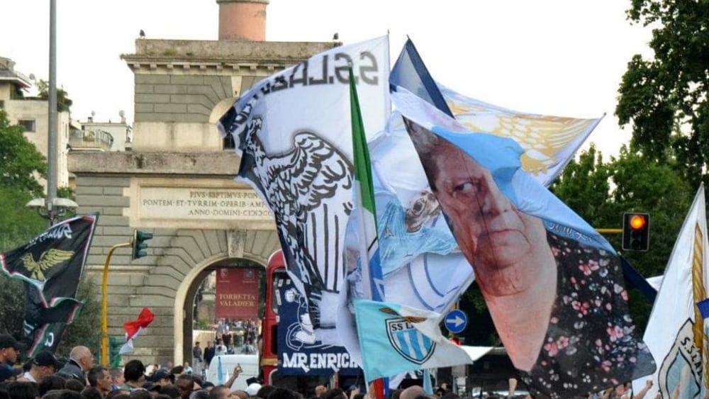Ultras Lazio a Ponte Milvio: il tifo si sposta fuori dallo stadio