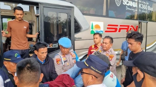 Passenger from South Sumatra Dies on Bus While Queuing for Boarding Ship at Bakauheni Port