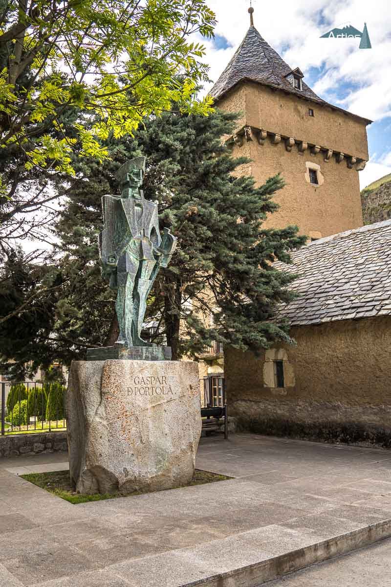 Escultura d’homenatge a Gaspar de Portolà i Rovira, al costat de la capella i la torre de l’antic Casal dels Portolà situat a Arties, Vall d’Aran. Lleida, Catalunya.