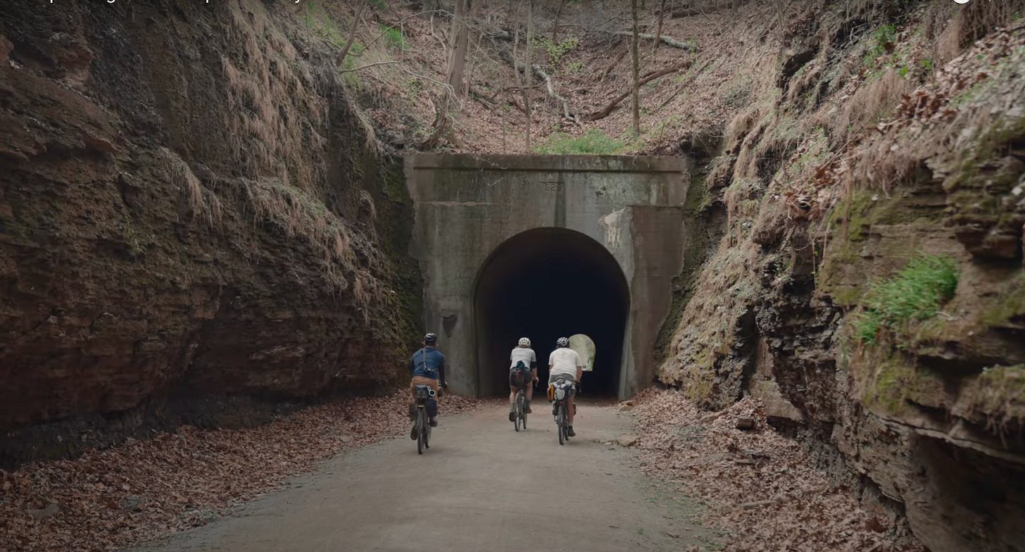 3 cyclistes rentrent dans un tunnel