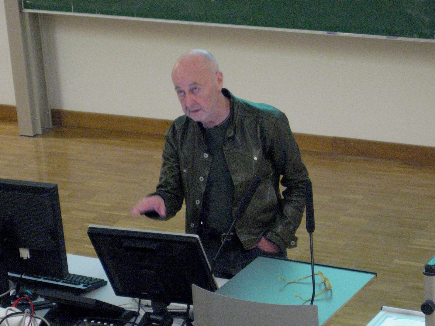 A person standing in front of a computer

Description automatically generated