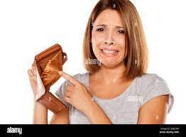 Femme malheureuse montre son porte-monnaie vide Photo Stock - Alamy