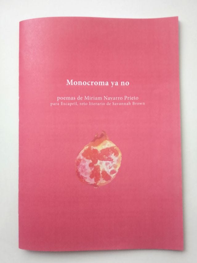 Portada del poemario-fanzine de Miriam Navarro Prieto Monocroma ya no. El fondo es rosa y aparece el dibujo de una granada partida a la mitad en el centro.