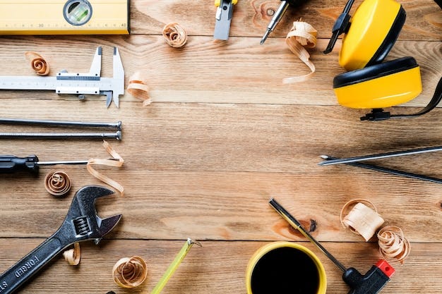 Herramientas de trabajo en una mesa de madera | Foto Premium