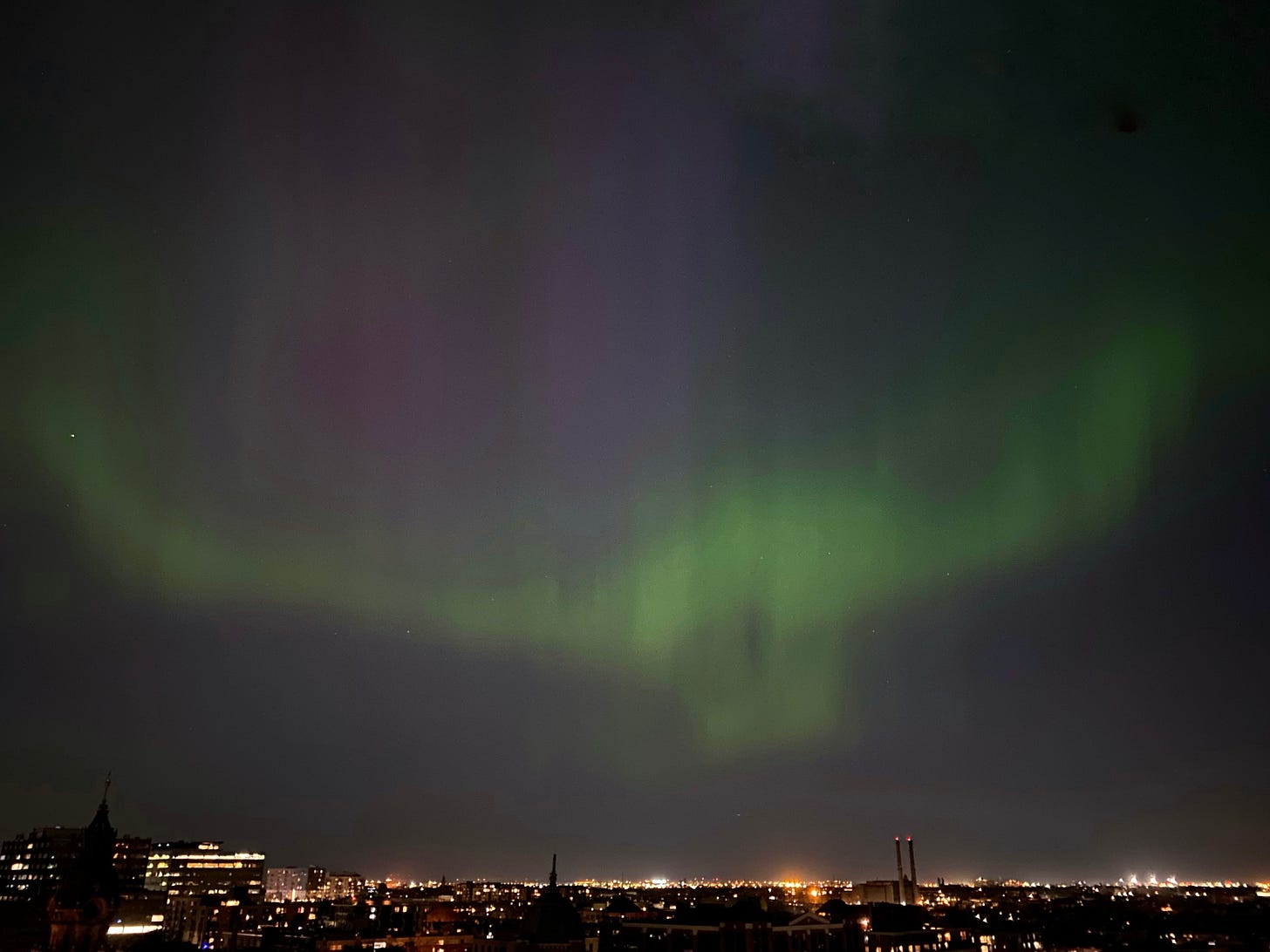 Un rideau vert dans le ciel noir au-dessus du Mile End et de Rosemont.