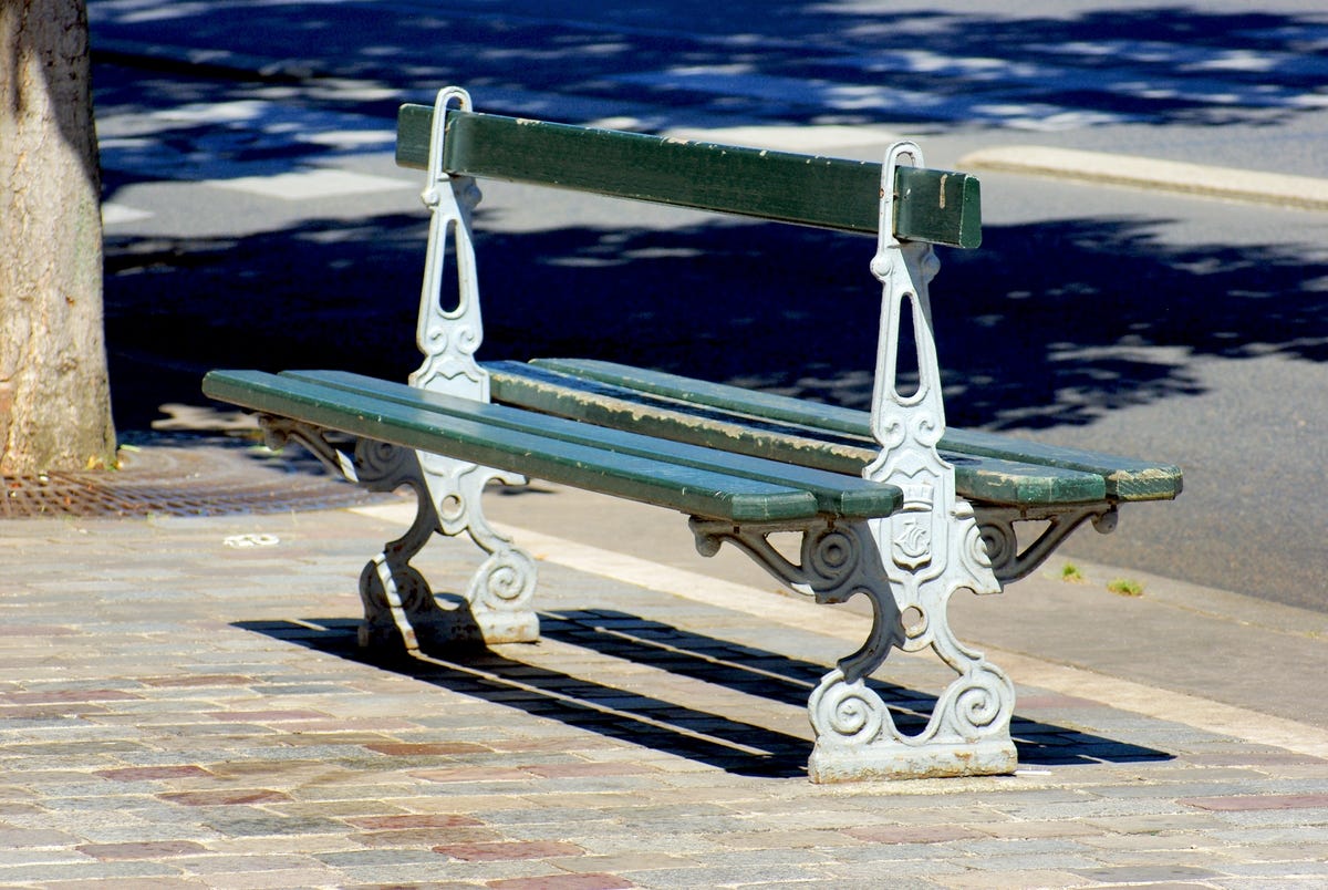 What is the story behind the public benches of Paris? - French Moments