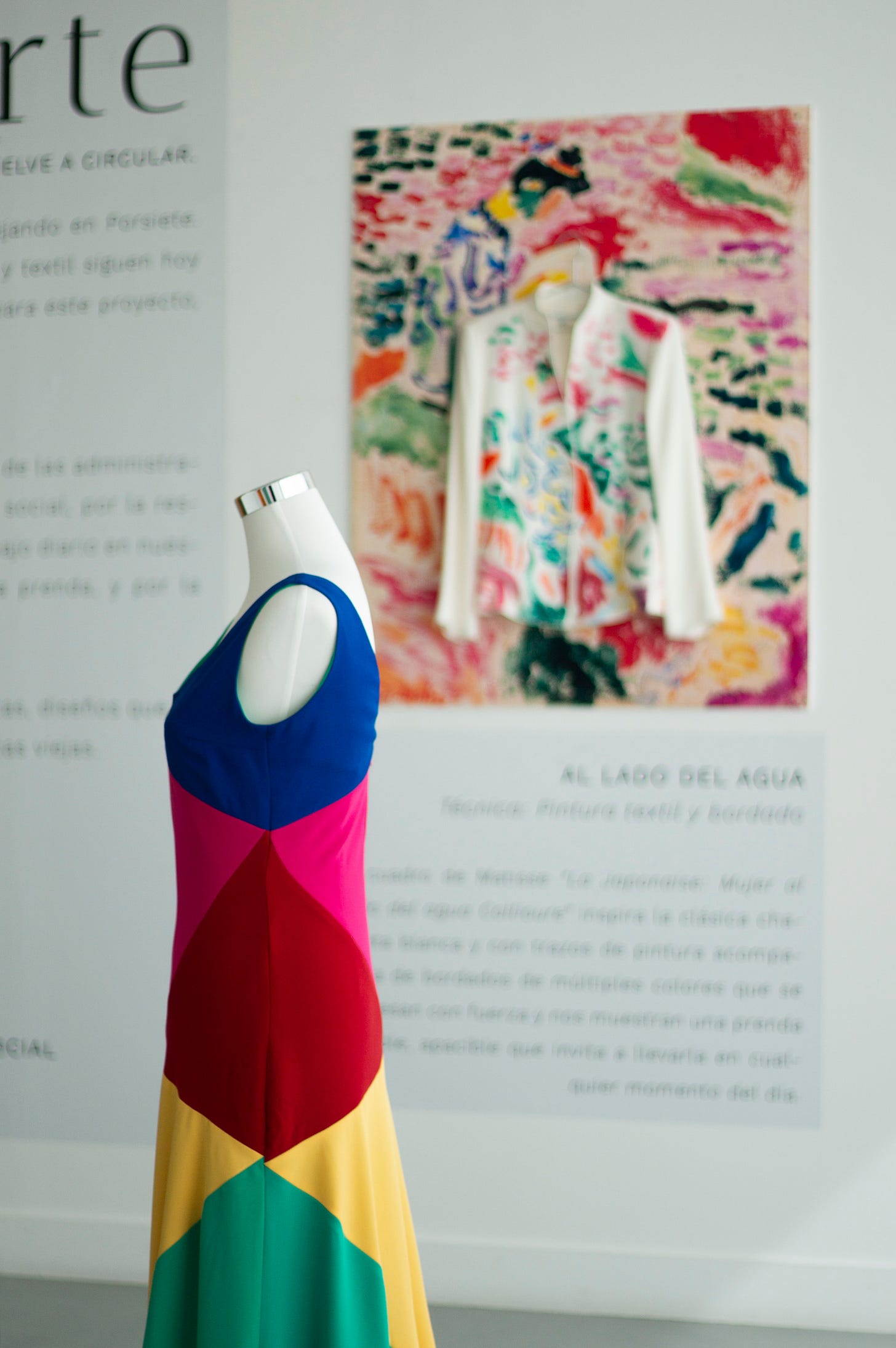 un vestido con ropa reciclada en la exposición ReciclArte que está en Salamanca