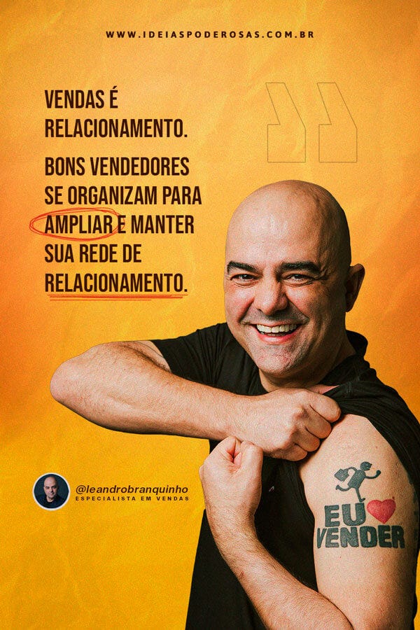Leandro Branquinho palestrante de vendas mostrando sua tatuagem. Na tatuagem está escrito Eu Amo Vender