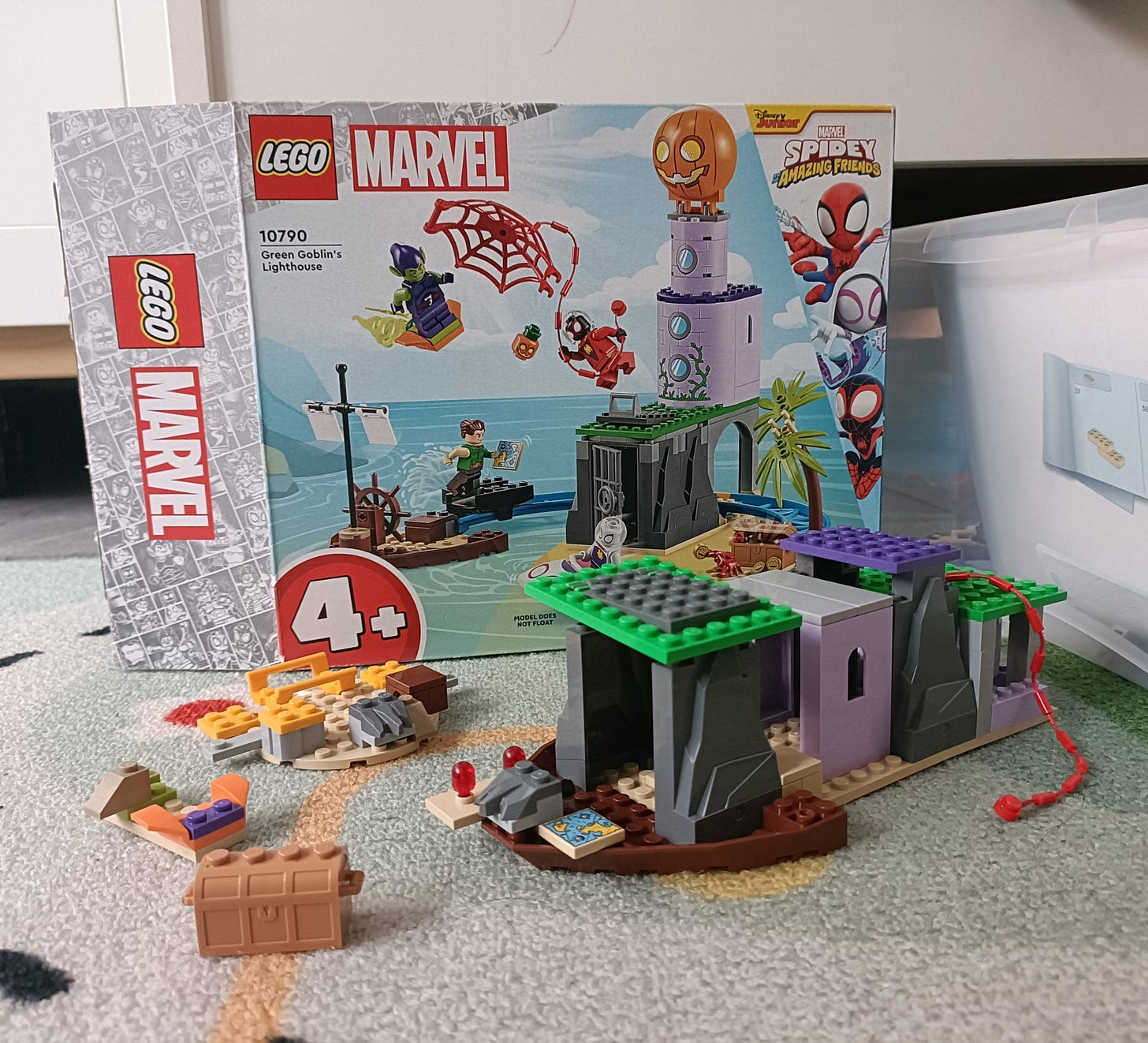 Foto di un set Lego riassemblato da un bambino