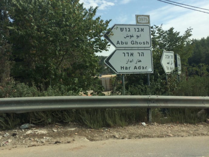 foto van een snelweg met daarop borden in het arabisch