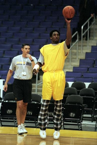 Kobe once went to practice with a broken right hand, wearing pajamas and  did drills with his left hand instead. : r/lakers
