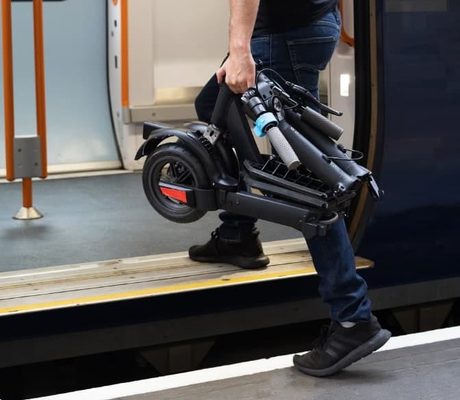 The RS3 electric scooter features a durable, weather-resistant aluminum-alloy frame