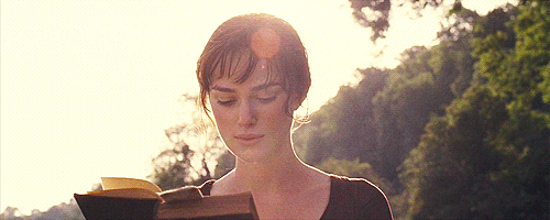 Gif du film Orgueil et Préjugés, où l'on voit Keira Knightley (Elizabeth Bennet) lire en marchant