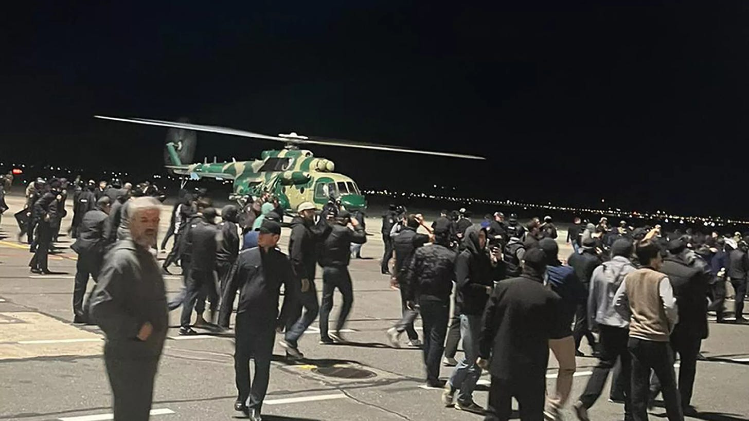 A crowd that forced its way to an airfield of the airport in Makhachkala, Russia, Monday, Oct. 30, 2023, to protest the arrival of an airliner coming to Dagestan from Tel Aviv, Israel - Sputnik International, 1920, 30.10.2023