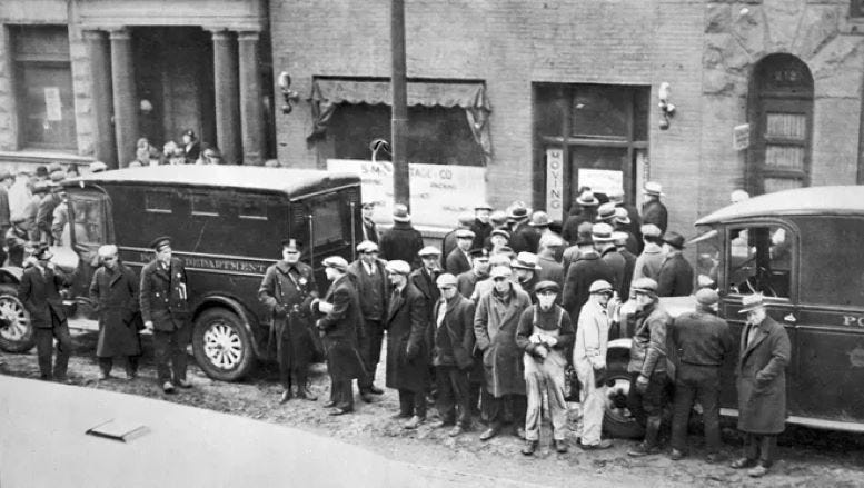 Onlookers outside the location of the Saint Valentine’s Day Massacre on February 14, 1929. Courtesy of the Milwaukee Journal.