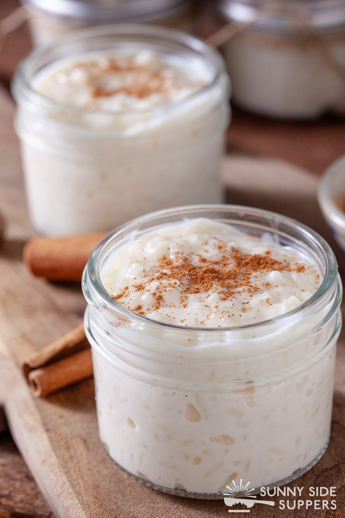 Two small mason jars with rice pudding.