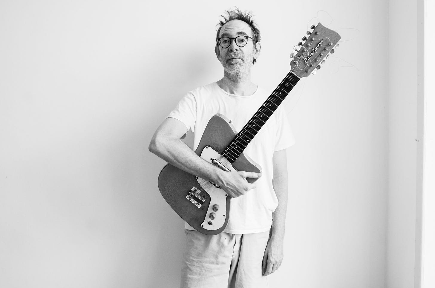 arto lindsay with a guitar