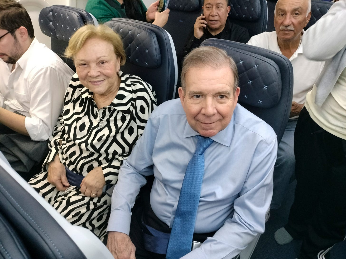 Edmundo González junto a su mujer en el avión.