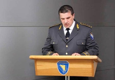Zoran Galic en uniforme de la police