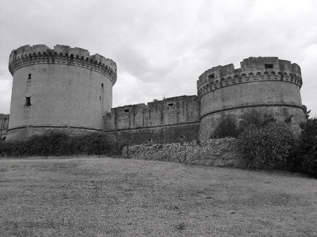 che cosa successe al conte di Matera? che venne ucciso davanti al suo castello, che perciò rimase inabitato