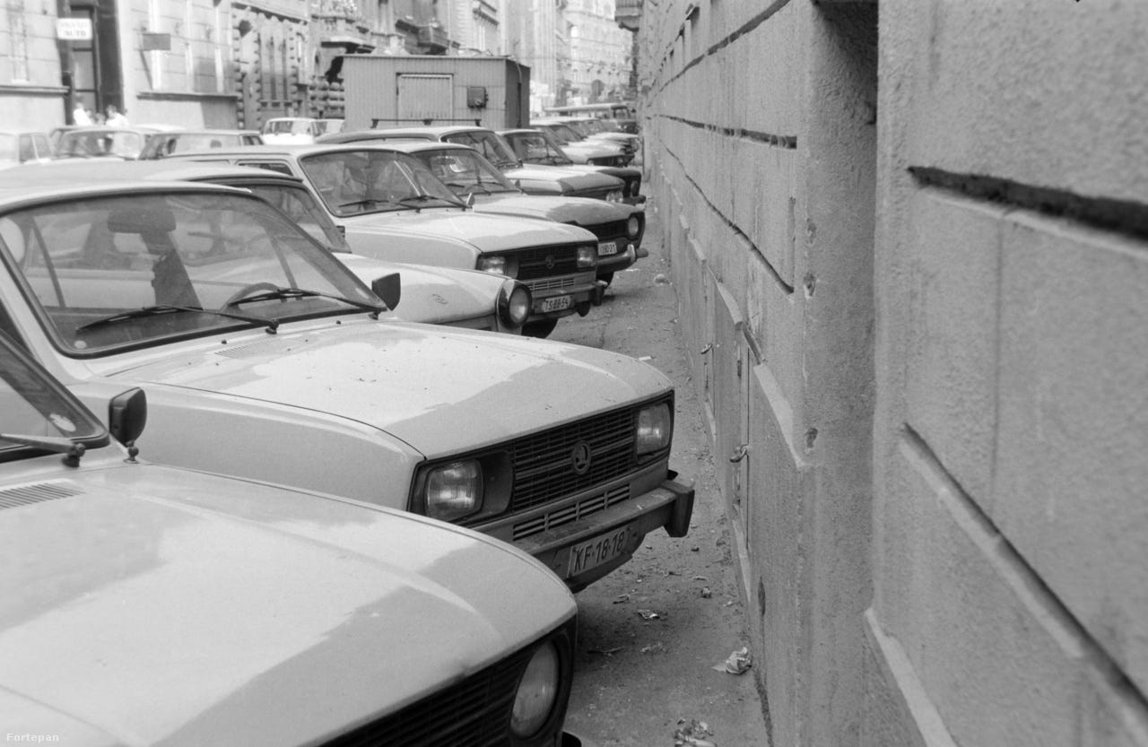 1984-ben a Kertész utcában már annyira leromlott a parkolási helyzet, hogy az autók egy az egyben annektálták a jobb oldali járdát, teljesen kiszorítva onnan a gyalogosokat - és amint látszik, az utcaseprőket is.