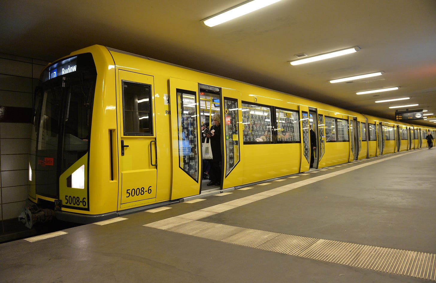Yellow U-Bahn train with level boarding
