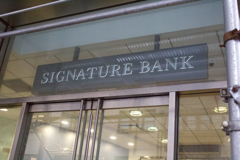 File:Signature bank storefront (39th & Madison) logo only.png