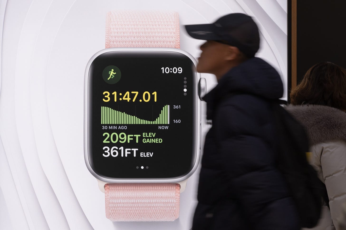 Apple Watch Series 9 signage.