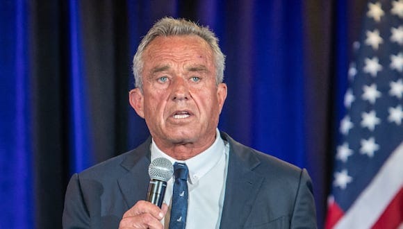 El candidato presidencial independiente Robert F. Kennedy Jr. habla en un mitin en Austin, Texas. (Foto de SERGIO FLORES / AFP)