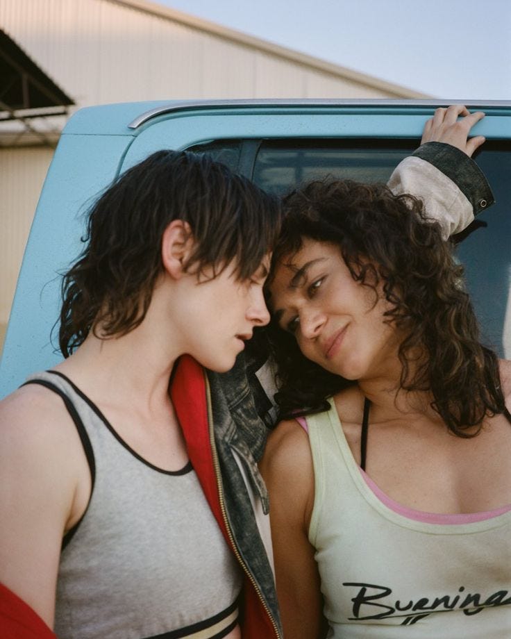 Lou e Jackie encostadas na caminhonete se olhando com proximidade