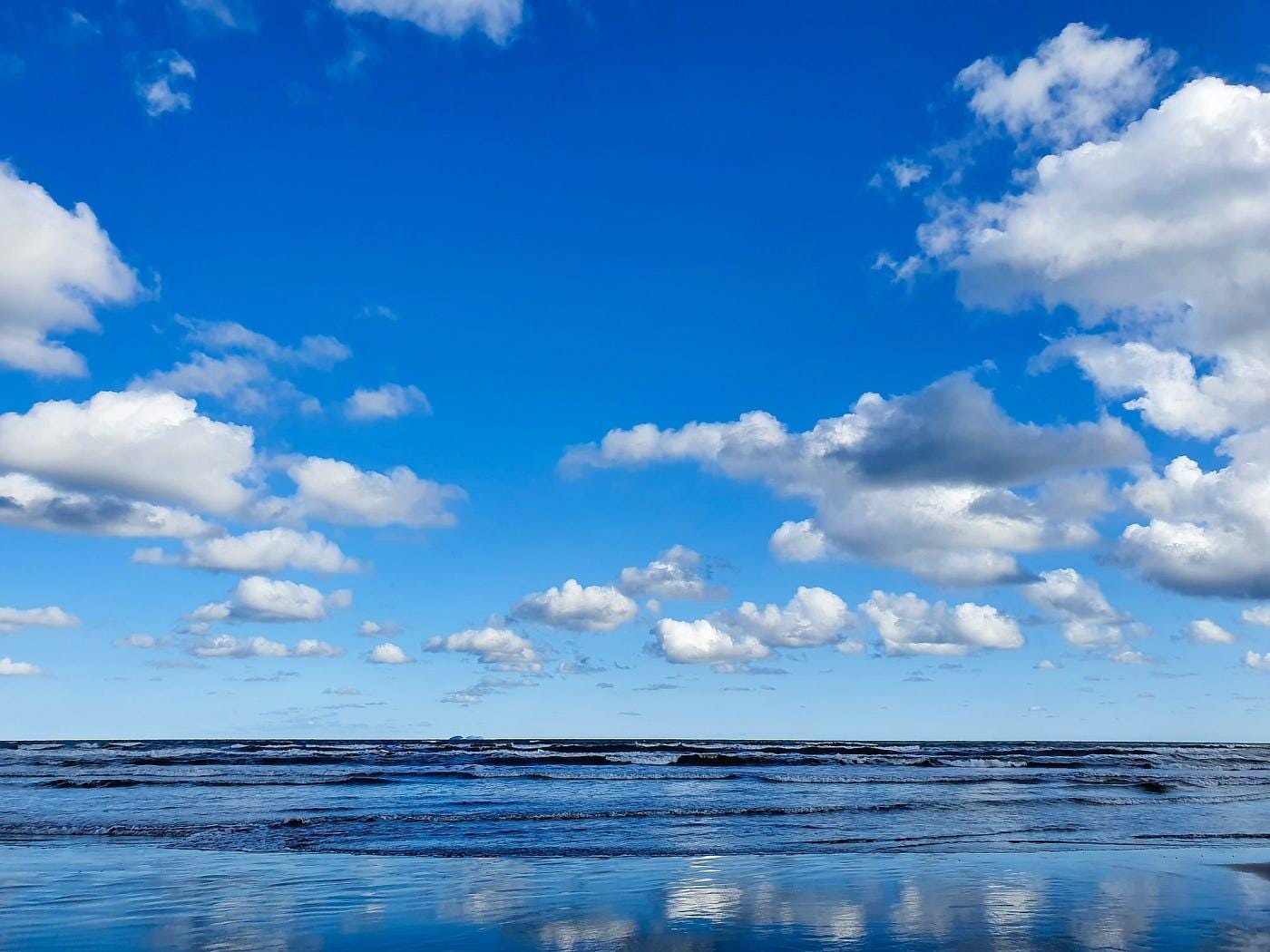 A body of water with clouds in the sky

AI-generated content may be incorrect.
