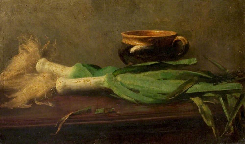 A oil painting with a dark background with a bunch of leeks lying on a table in front of an earthenware bowl
