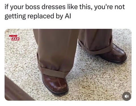 Fotografie nemoderních mužských kalhot a polobotek. U nich je nápis: Pokud se váš šéf obléká takhle, nemusíte se bát, že vás nahradí umělá inteligence.