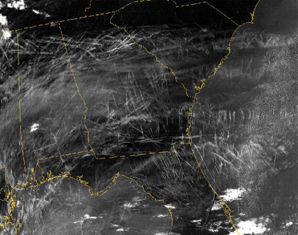 Det store antallet kontraster som genereres på en typisk dag i travle luftkorridorer, kan komme som et sjokk. En NASA-satellitt tok dette forbedrede infrarøde bildet av det sørøstlige USA 29. januar 2004. Fotokreditt: Courtesy NASA Langley Research Center