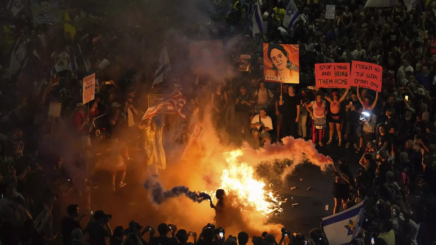 People protest against Prime Minister Benjamin Netanyahu's government and call for the release of hostages held in the Gaza Strip by the Hamas militant group, in Tel Aviv, Israel, Saturday, Sept. 7, 2024. (AP Photo/Ariel Schalit) - Sputnik International, 1920, 07.09.2024