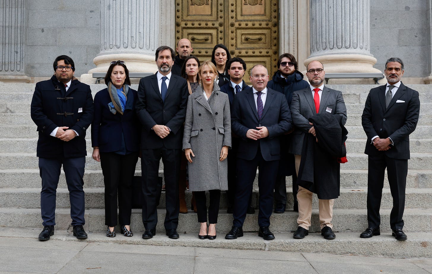 Miguel Tellado y Cayetana Álvarez de Toledo junto a un grupo de represaliados y exiliados venezolanos frente al Congreso de los Diputados.