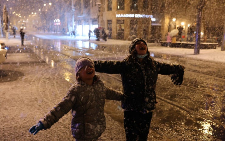 In Jerusalem fällt Schnee, während ein schwerer Sturm über das ganze Land fegt (Foto: Nati Shohat/Flash90, 26. Januar 2022)