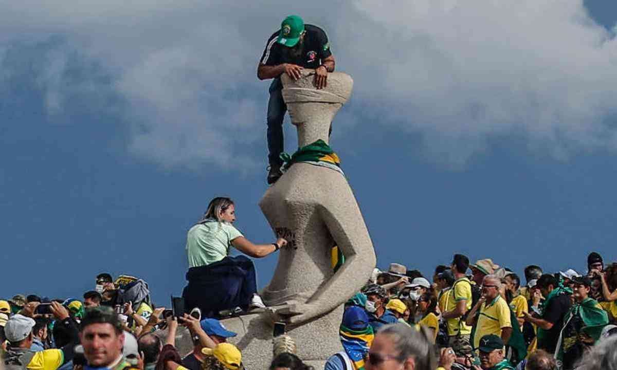 Possível pichadora do 'perdeu, mané' em estátua é identificada em fotos -  Politica - Estado de Minas