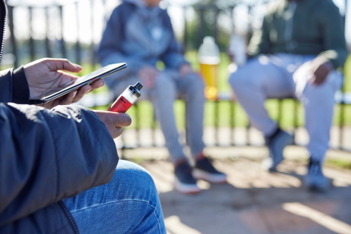 Adolescentes que usam redes sociais têm mais chance de fumar cigarros  eletrônicos