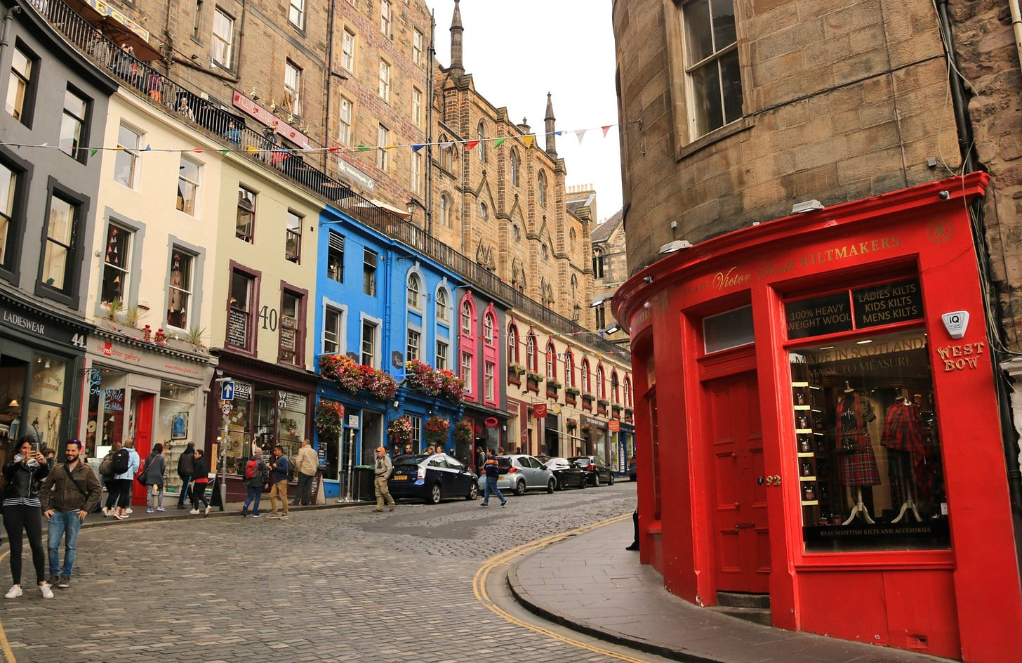 A photo showing a curved cobbled street in Edinburgh