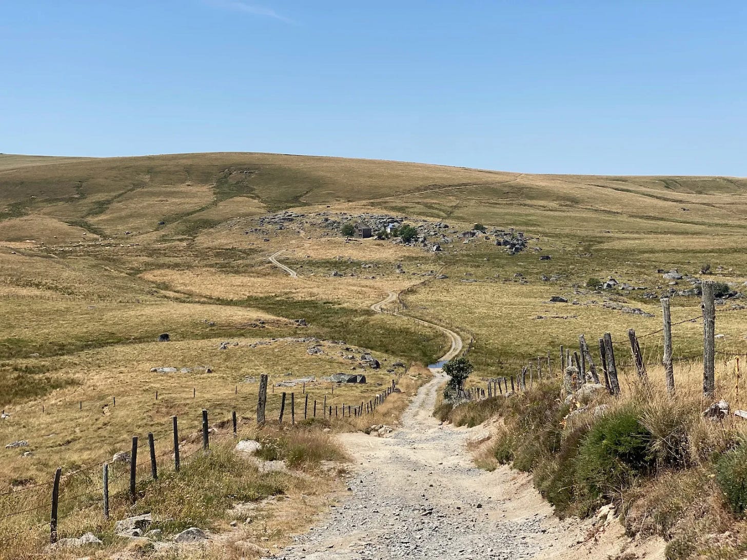 Bikepacking brûlant dans l’Aubrac Bikepacking brûlant dans l’Aubrac